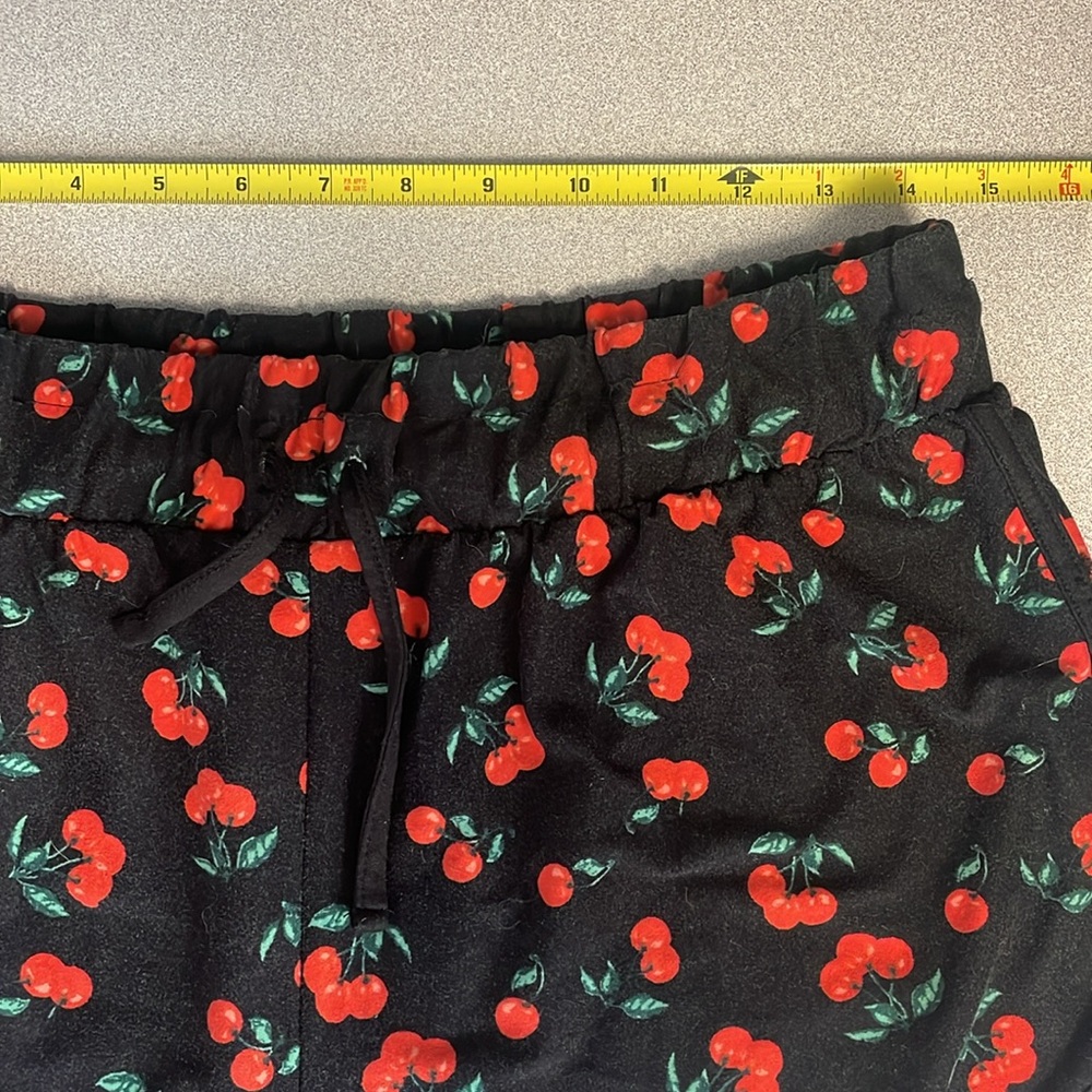 Cherry patterned shorts - Picture 4 of 7